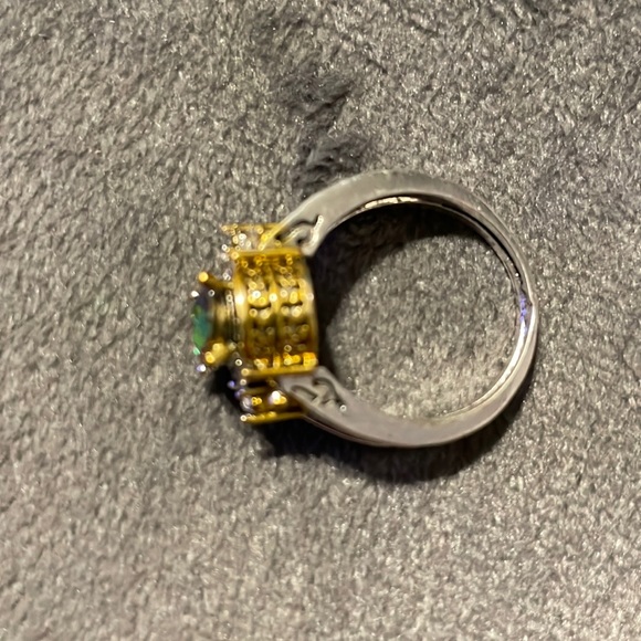 Beautiful Oval Cut sz 8 Tanzanite Ring 2 Tone w/Rhinestones!!! - Picture 7 of 15